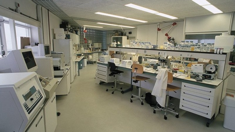 body_commercial_laboratory_800x450 Seamless laboratory floor coating with chemical-resistant finish for commercial facilities
