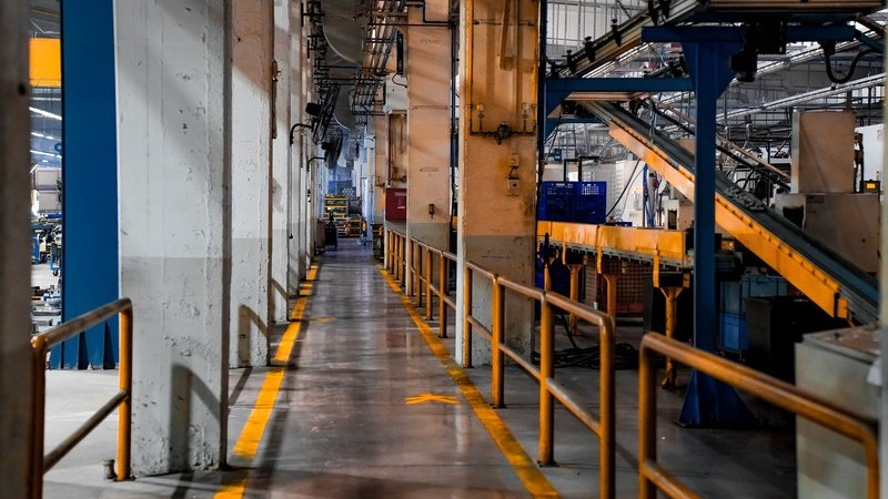 body_manufacturing_factory_floor_800x450 Factory floor with durable commercial coating system for heavy equipment traffic
